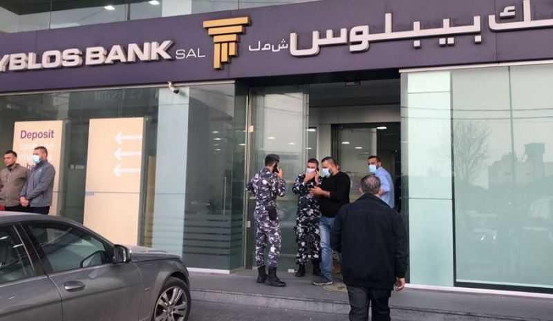 الجيش اللبناني يعلن توقيف أحد منفذي عملية السطو المسلح على بنك بيبلوس.. واثنان رميا بنفسيهما فتوفيا