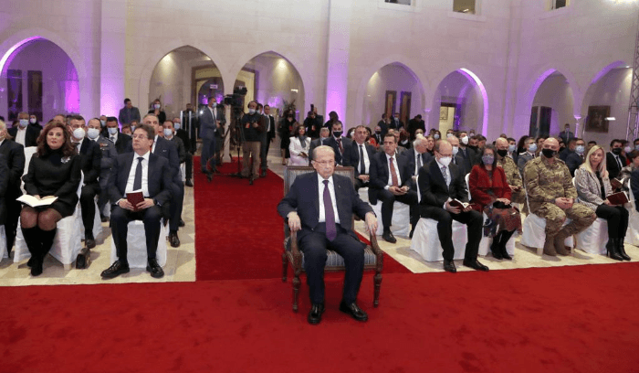الرئيس عون شارك في افتتاح تساعية الميلاد في "الأنطونية".. عبد الساتر للتجار واصحاب المصارف: تذكروا ما فعله أسلافكم وكيف وسموا وعائلاتهم بالعار الجلخ: أملنا أن تتمكنوا من فتح كوة في جدار الأزمة