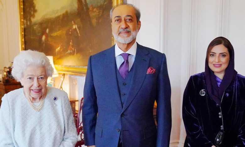 الملكة اليزابيت استقبلت سلطان عمان شخصيا.. من دون كمامة ولا قفازات