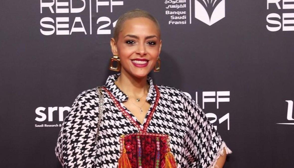 اتهام ممثلة سعودية بتقليد شيرين عبدالوهاب بعد ظهورها حليقة الرأس