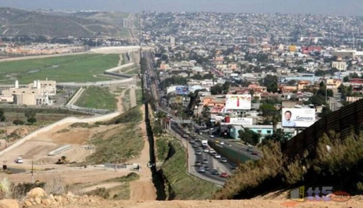 تكساس تبدأ بناء "جدارها" على الحدود مع المكسيك