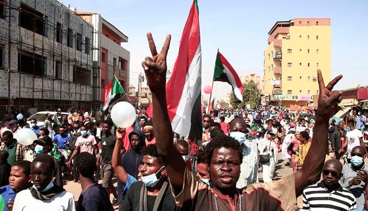المتظاهرون السودانيون داخل باحات القصر الرئاسي مطالبين بـ"تسليم السلطة للمدنيين"