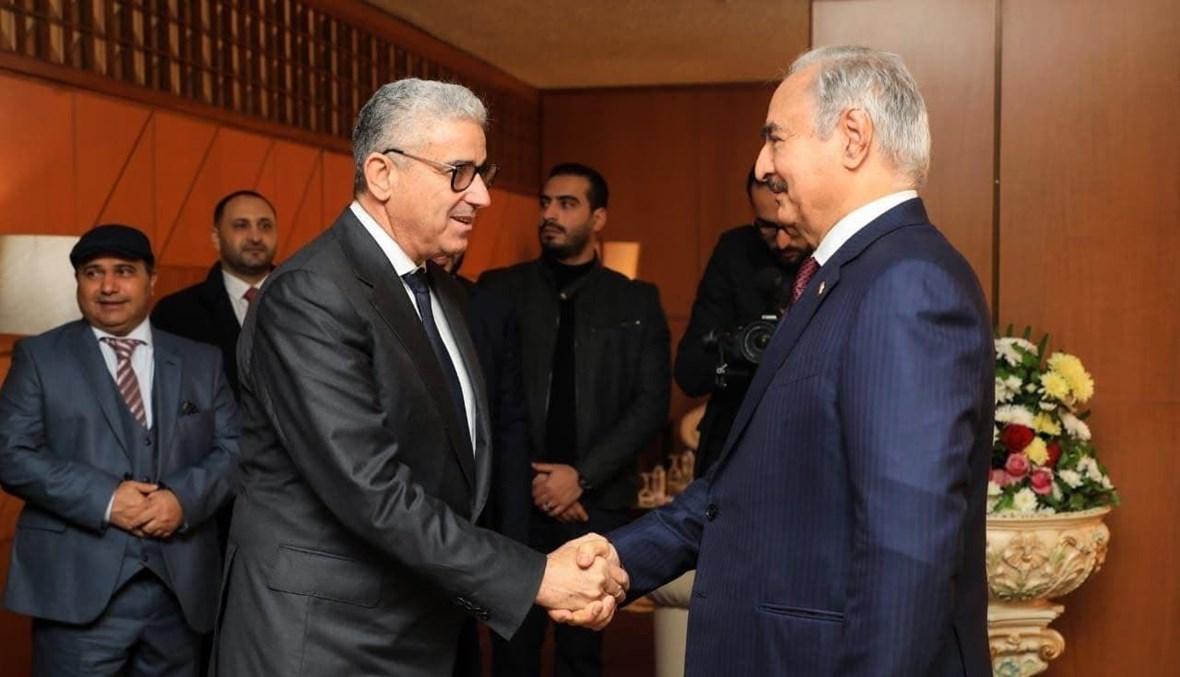 ليبيا... مصافحات لا تبدّد مخاوف الحرب والانتخابات إلى المجهول