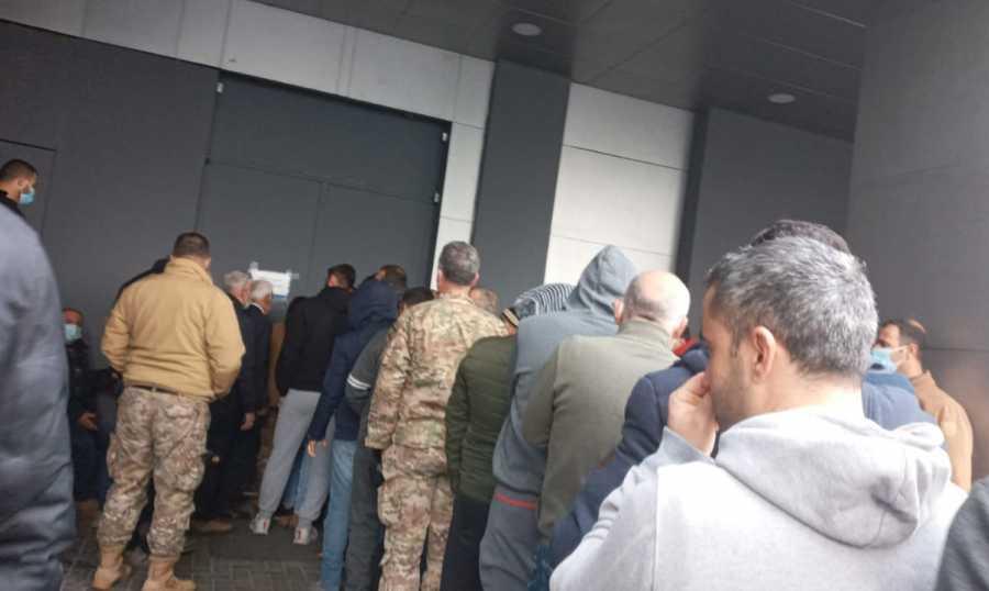 موظفو الدولة وعسكريوها "يتسولون" حقوقهم على ابواب المصارف في العيد حزب الله يزور التيار لمحاولة تنفيس الغضب وبري: لميلاد يحصن لبنان بالعدل