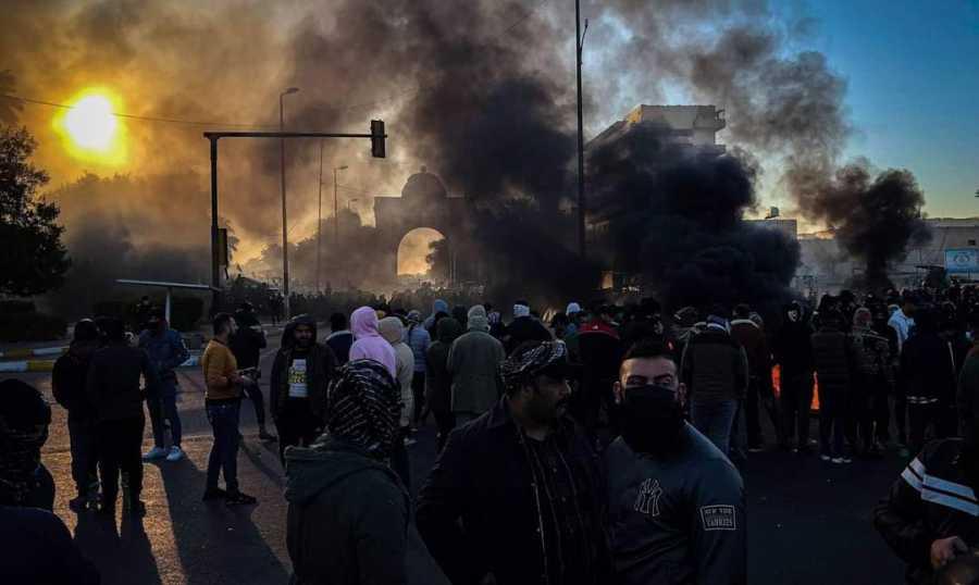 بغداد... متظاهرون يقطعون مدخل المنطقة الخضراء