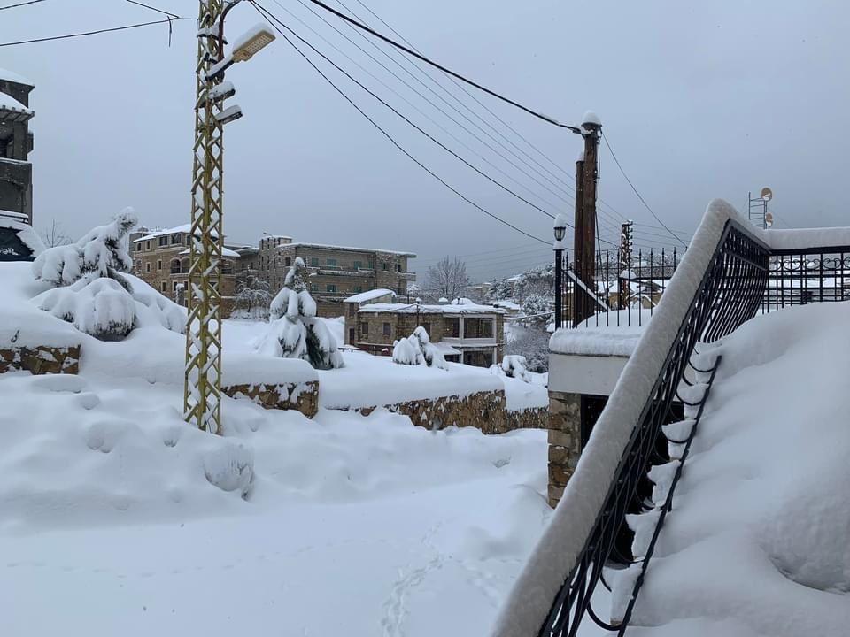 طقس بارد في لبنان وطرق مقطوعة بالثلوج... متى ينحسر المنخفض الجويّ؟ (صور)
