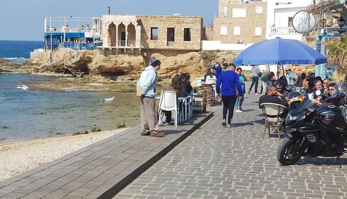 بالصور - طقس مشمس وشاطئ البترون غصّ بالزوار