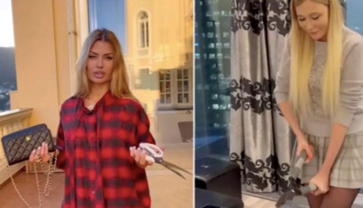 احتجاجاً على قرارها... عارضات أزياء روسيات يُقطّعن حقائب "شانيل" الفاخرة! 