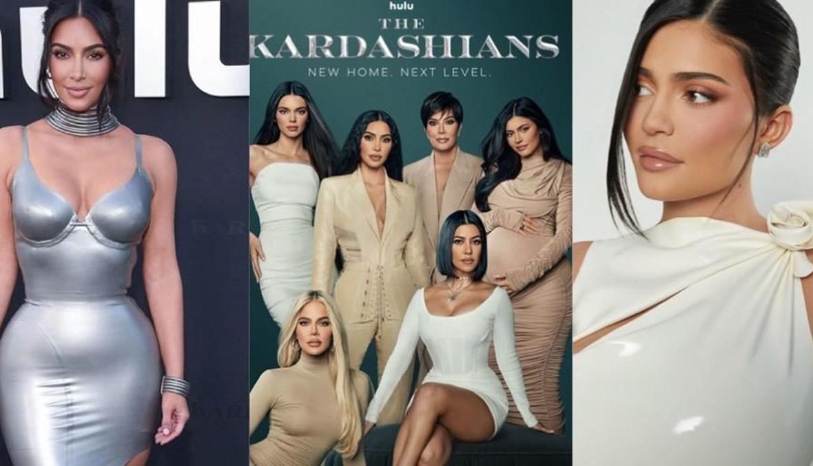 كيم كارداشيان وكايلي جينر فاتنتان باللاتكس خلال عرض The Kardashians الافتتاحي