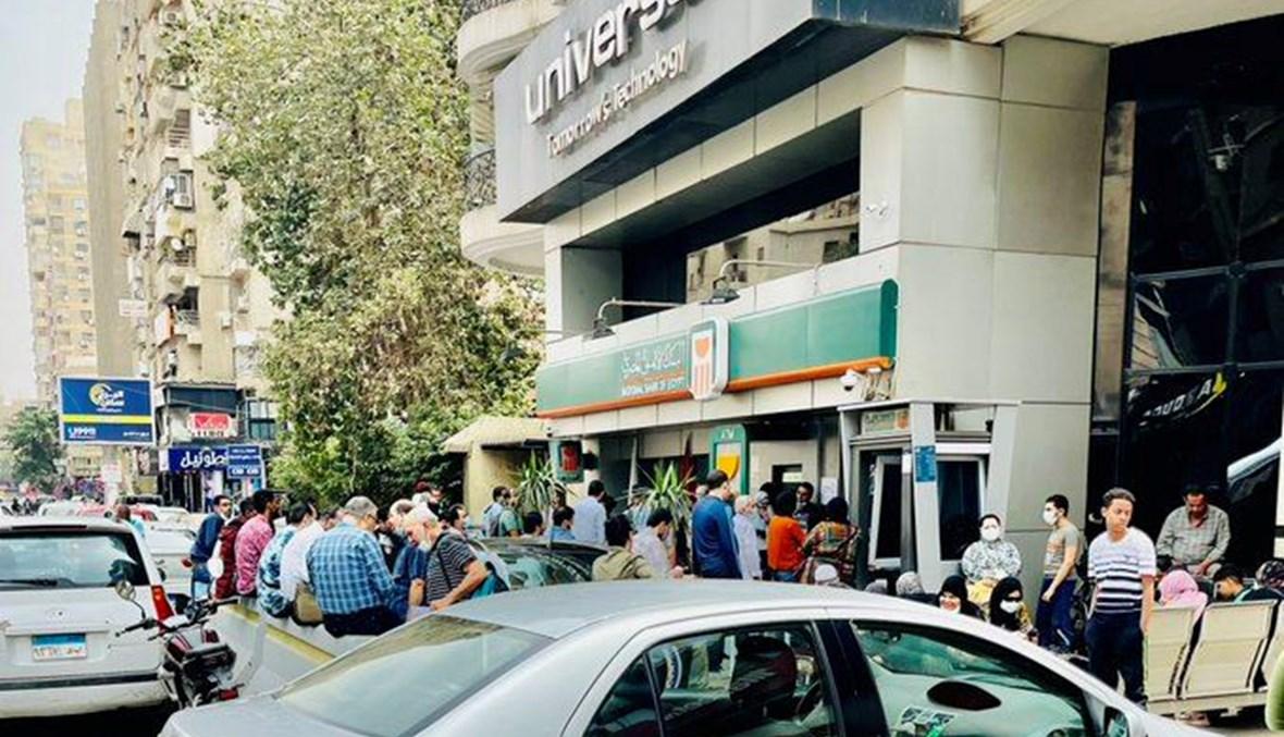 صارخة "شوية هوا"...لفظت أنفاسها خلال وقوفها في زحمة خانقة أمام مصرف