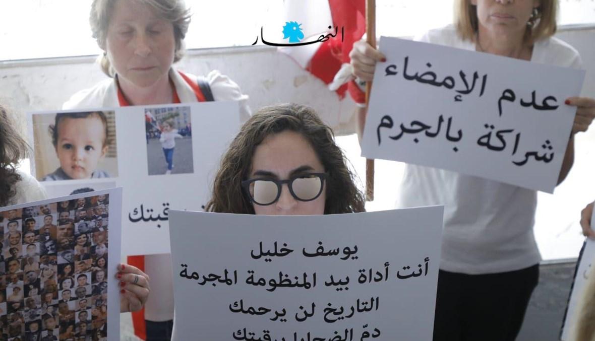 مجموعة نسائيّة تعتصم أمام منزل وزير الماليّة لمطالبته بتوقيع مرسوم