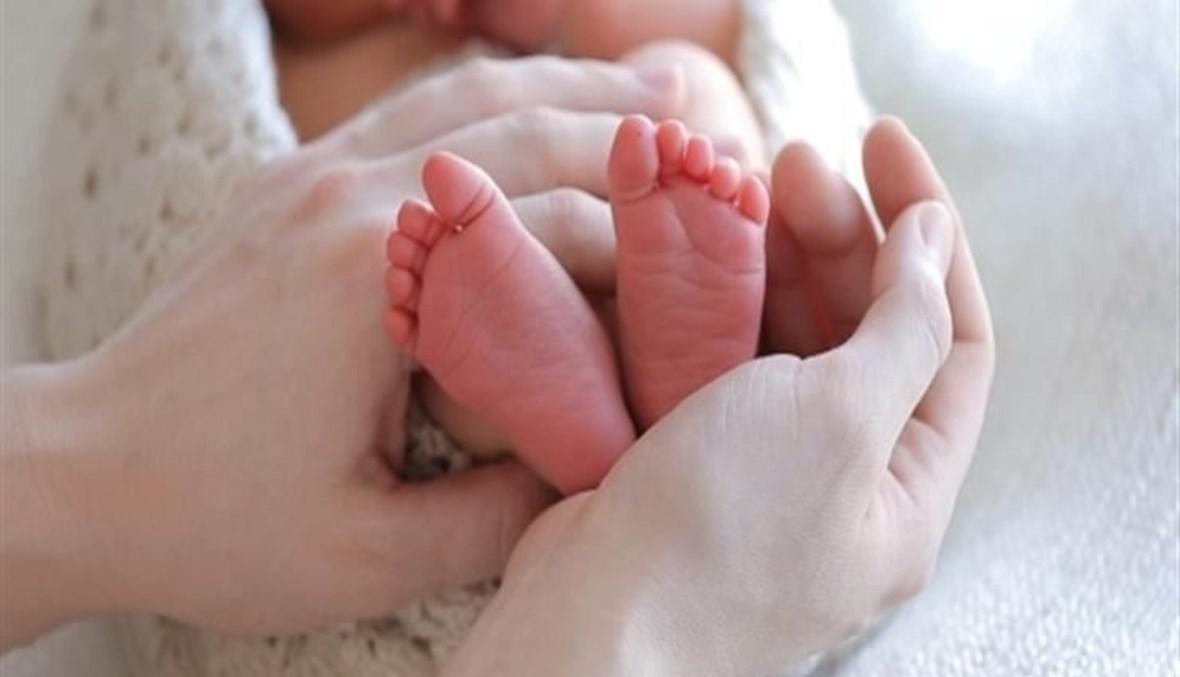 علاقة غير شرعية... الأم تركت رضيعها إلى جانب الطريق والأب رفض الاعتراف به