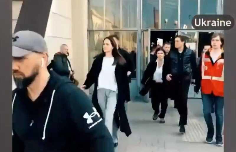 بالصور: بعد زيارة مفاجئة.. هروب أنجلينا جولي من لفيف الاوكرانية بعد سماع صفارات الإنذار