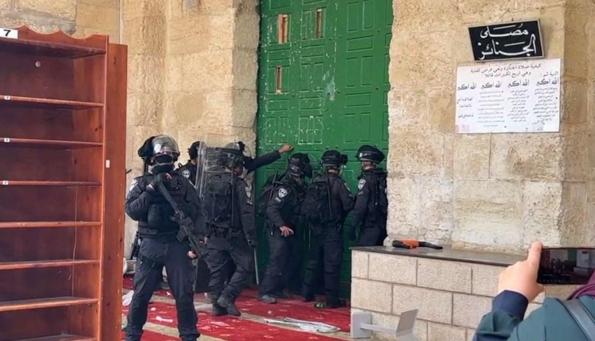 اطلاق نار على المصلى القبلي... ورفع العلم الإسرائيلي في الاقصى