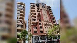 مصر.. قفز من الطابق العاشر محتضا ابنه هربا من حريق