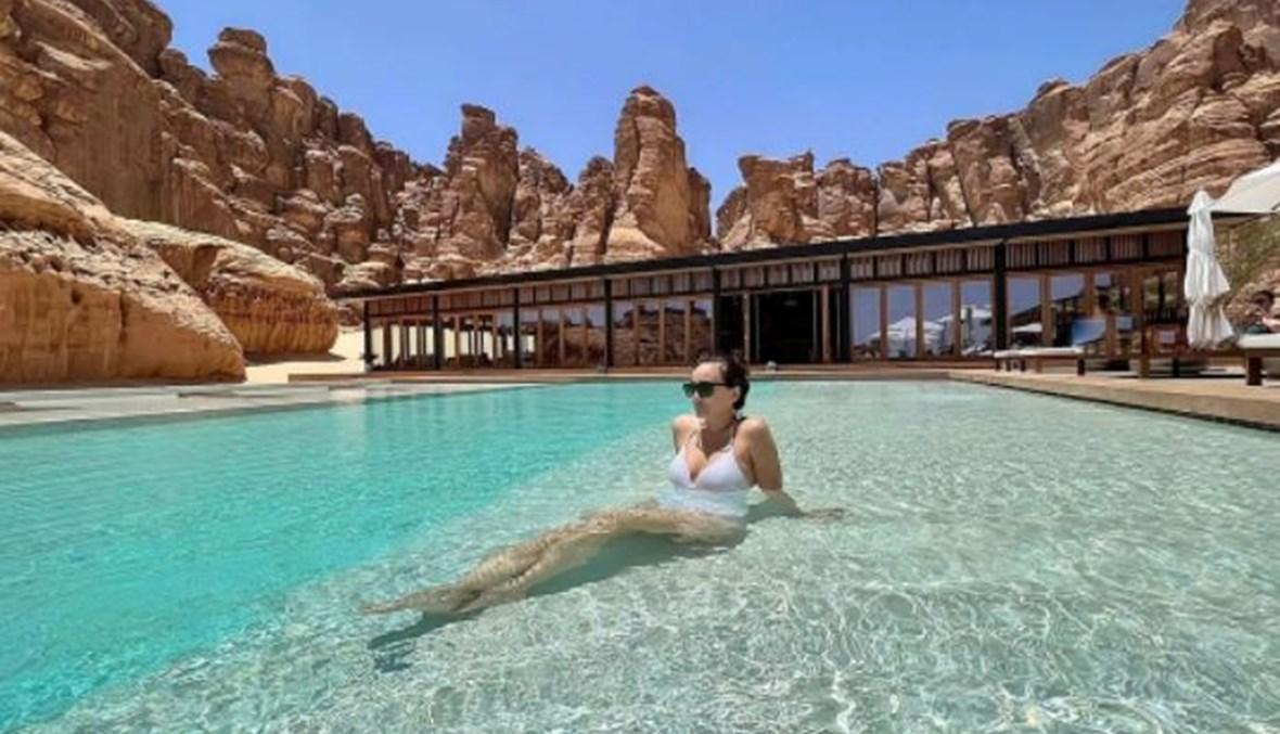 ممثلة لبنانية بالمايوه الأبيض في مدينة العُلا السعودية