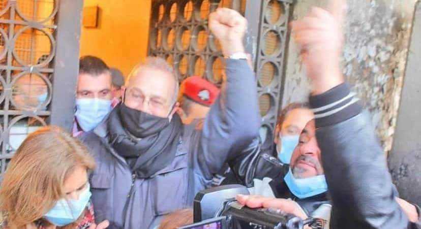 موزع الطعام على ثوار طرابلس نائبا عن المدينة