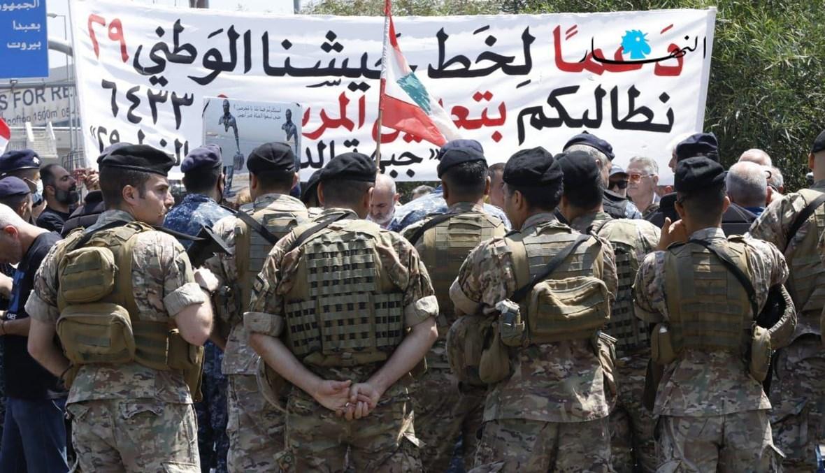وقفة احتجاجيّة لمجموعة الخط 29 على طريق عام بعبدا وسط انتشار أمنيّ (صور)