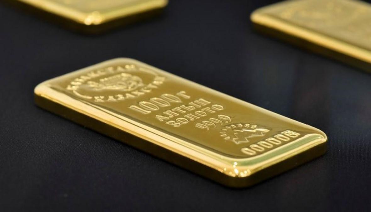 الذهب عند أعلى مستوى في شهر مع تراجع الدولار