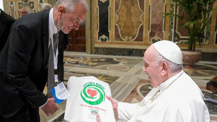 البابا فرنسيس: من الضروري أن نعيد كرامة الإنسان إلى المحور