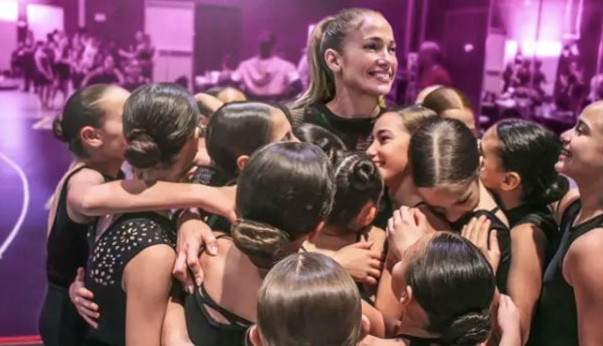 جينيفر لوبيز تبكي متأثرة بحب الأطفال لها في مهرجان تريبيكا السينمائي: "لقد دخلوا قلبي" 