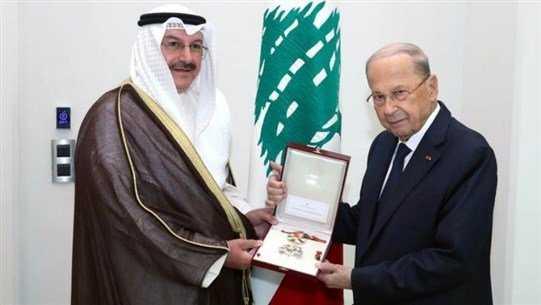 عون يمنح القناعي وساما: نسعى لافضل العلاقات مع دول الخليج