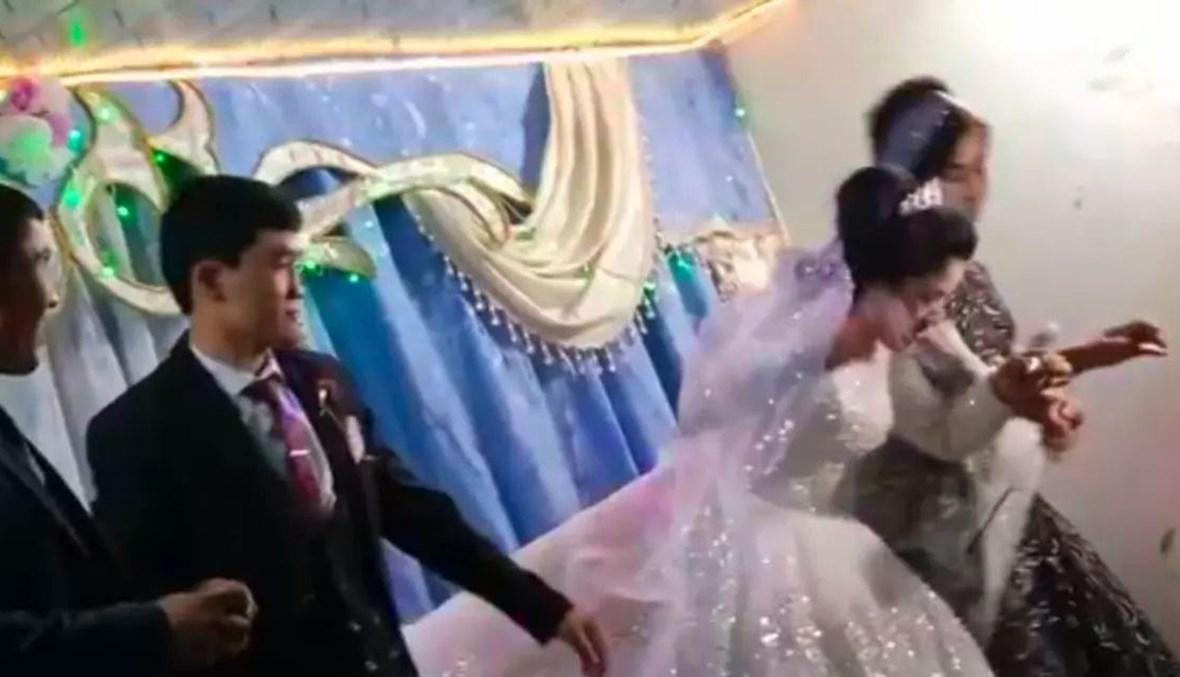 "عروس أوزبكستان" التي ضربها زوجها في الزفاف يتفاعل... والشرطة تتدخّل!
