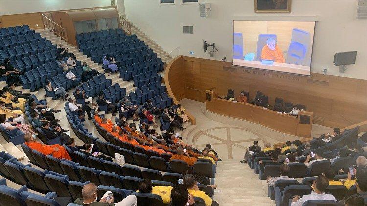 مسيحيون وبوذيون: شهادات صداقة وحوار في جامعة أوربانيانا الحبرية