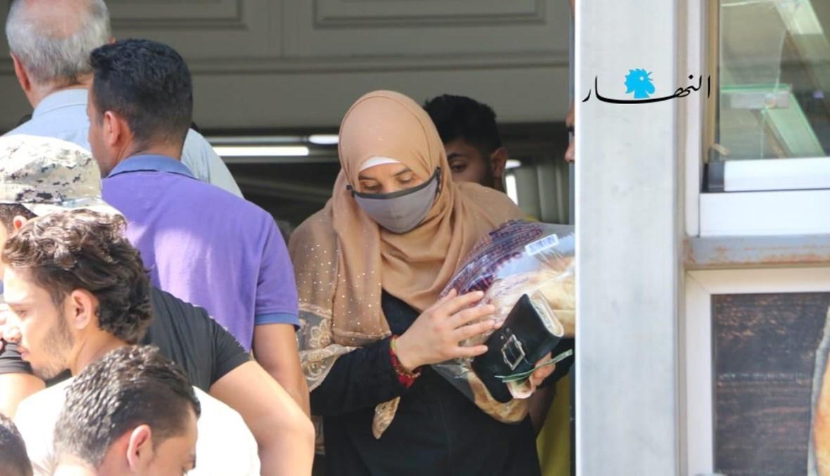 معاناة اللبنانيين تتمدد ونقص في الرغيف... وزير الاقتصاد يحيل أفراناً إلى النيابة العامة