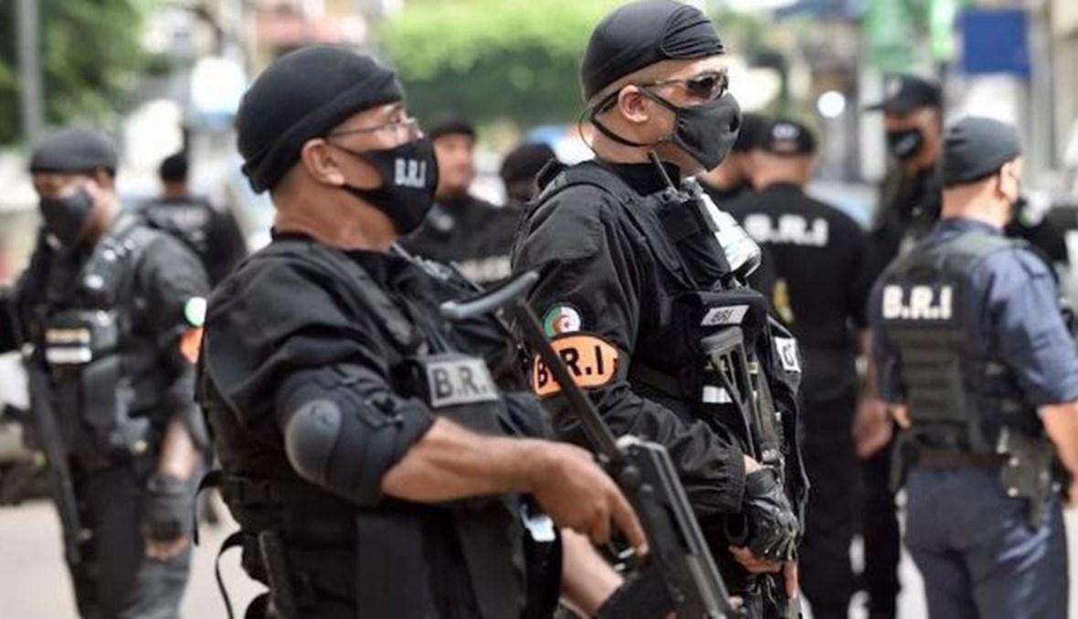 ضجة في الجزائر.. الشرطة تصادر نسخ من القرآن تحمل ألوان علم المثليين (صورة)