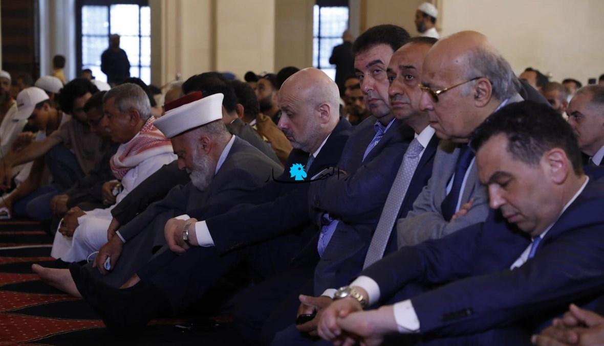 بالصور - المصلّون افترشوا ساحة الشهداء للمشاركة في صلاة العيد... الكردي: أين التحقيق في انفجار مرفأ بيروت؟