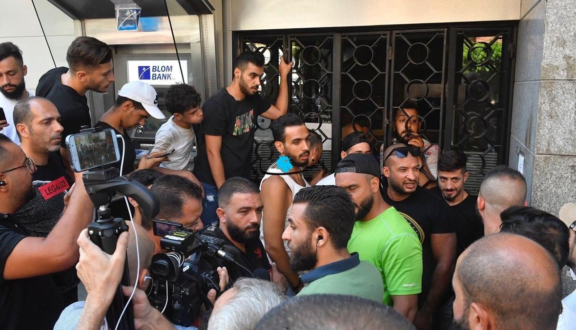 مودعة تقتحم مصرف "إنتركونتيننتال" في طرابلس مطالبة بقسم من وديعتها لاستشفاء والدتها