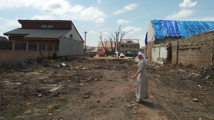 الراهبة المحللة النفسية التي تساعد الأشخاص على تجاوز الصدمات
