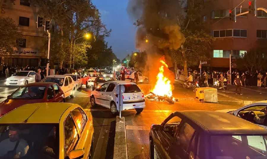مثقفون إيرانيون: النظام يخفي افتقاره للشرعية بالتهديد!