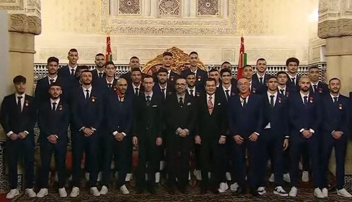 العاهل المغربي يستقبل أفراد المنتخب ويمنحهم الأوسمة
