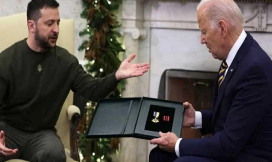 زيلينسكي يقدم لبايدن "هدية" من أرض المعركة