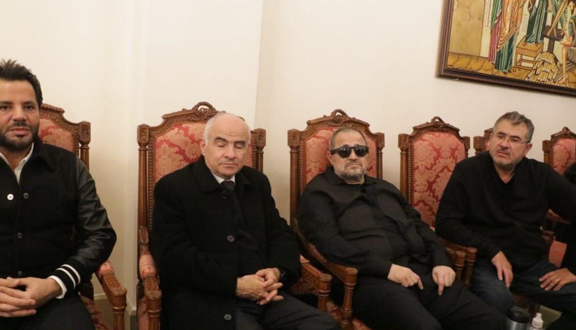 بملامح المأساة... جورج وسوف يتلقى العزاء بنجله وديع بحضور الفنانين