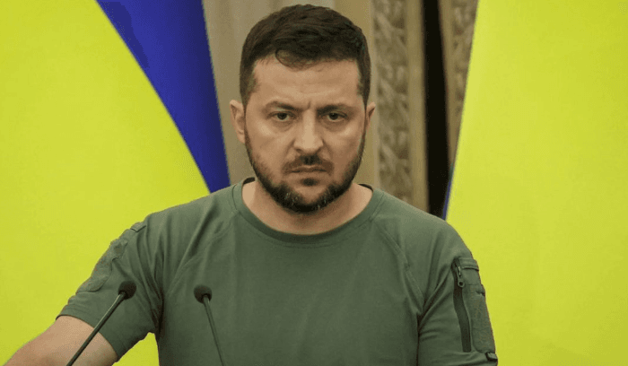 زيلينسكي يجمد جنسية 13 كاهنا من الكنيسة الأرثوذكسية الأوكرانية