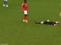 حادث لا يتكرر كثيرا بملاعب كرة القدم.. بطله الحكم
