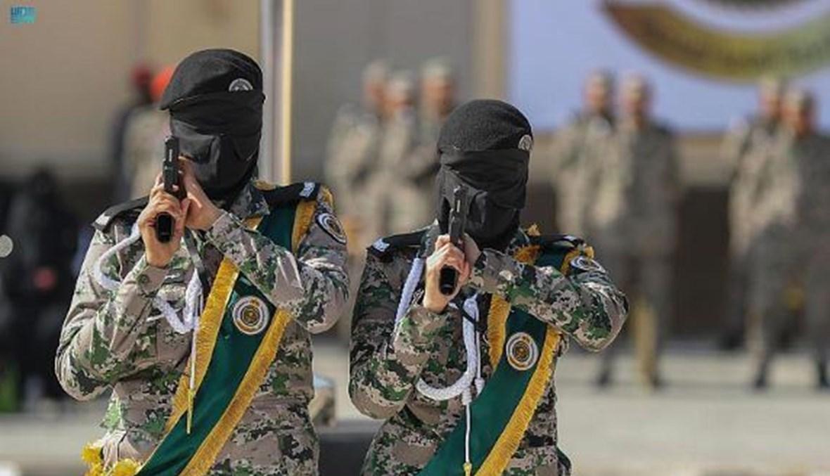 مجنّدات سعوديات يستعرضن مهاراتهن في الرماية
