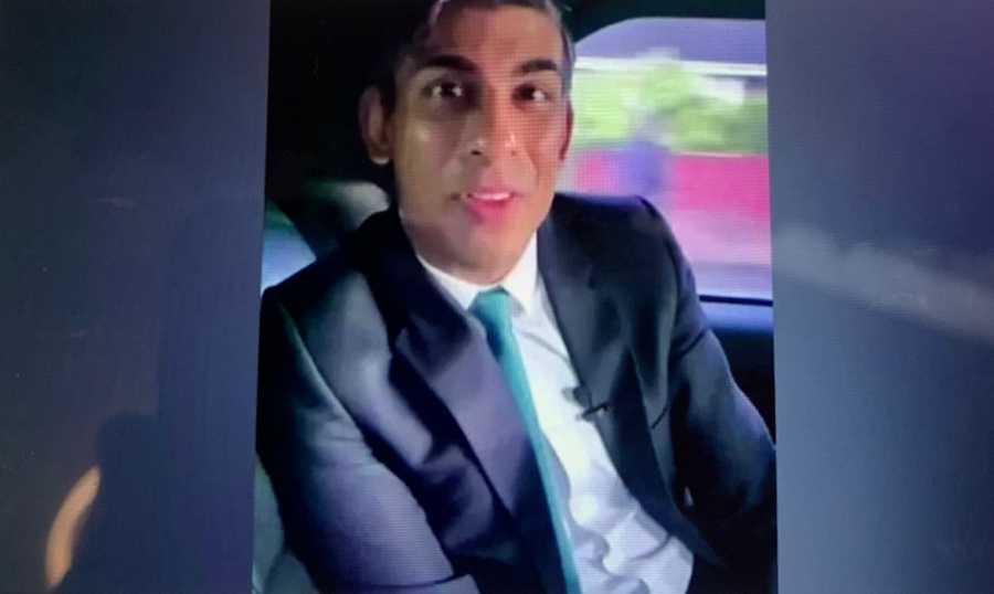 تغريم رئيس الوزراء البريطاني لعدم ارتدائه حزام الأمان.. تخيلوا لو حصل ذلك في لبنان!