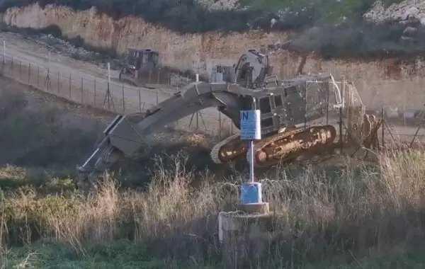 جرافات اسرائيلية تتجاوز بوابة السياج التقني