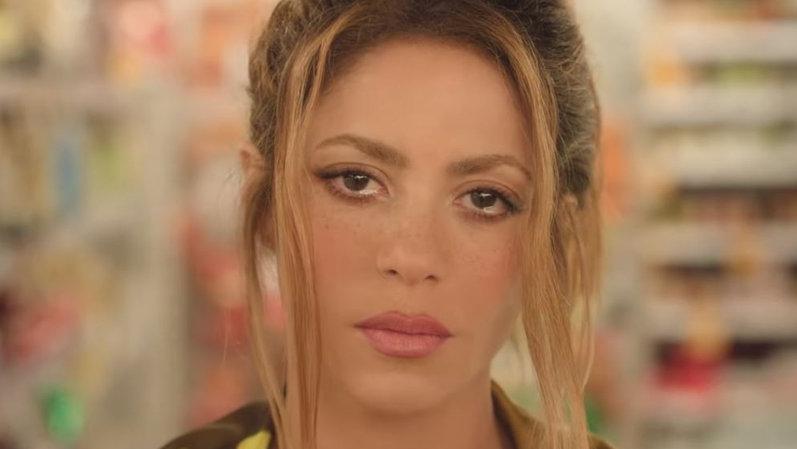 كم جنت المغنية العالمية  شاكيرا من أغنياتها ضدّ بيكيه؟