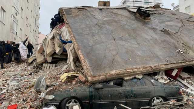 30 لبنانياً فقد التواصل معهم و18 اخرين بحالة جيدة وثلاثة لا يزالون تحت الأنقاض