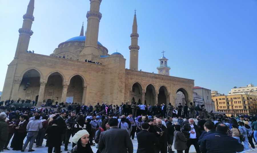 توافد شخصيات سياسية ودبلوماسية ووفود الى ضريح الرئيس الحريري