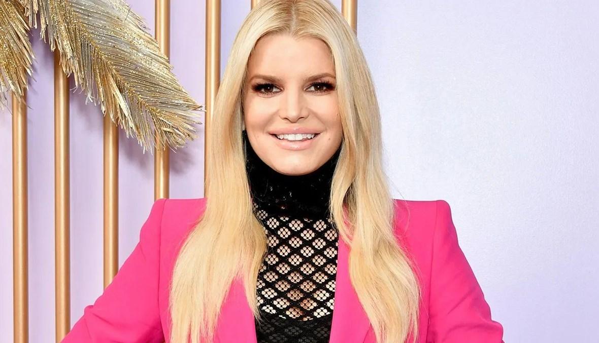 جيسيكا سيمبسون في موقف غريب... قضت حاجتها في الهواء الطلق 