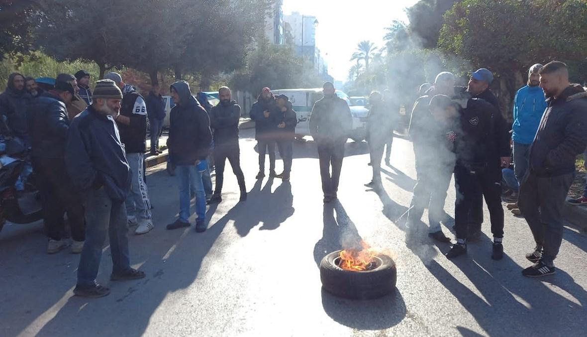 عمال بلدية طرابلس يقطعون الطريق بالإطارات المشتعلة أمام "بنك عودة"