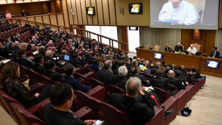 البابا يستقبل المشاركين في مؤتمر نظمته الدائرة الفاتيكانية للعلمانيين والعائلة والحياة