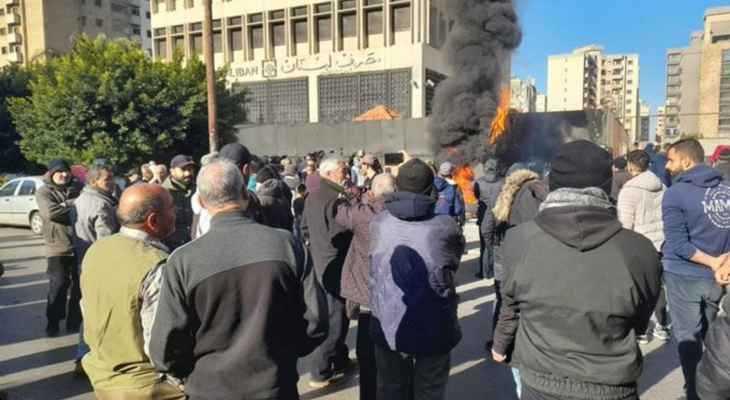قطع الطريق وحرق إطارات امام مصرف لبنان في طرابلس