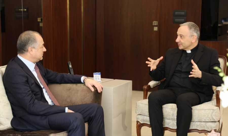 الياس بوصعب في الجامعة الأنطونية مهنّئًا الأب جلخ بمركزه الجديد في الفاتيكان